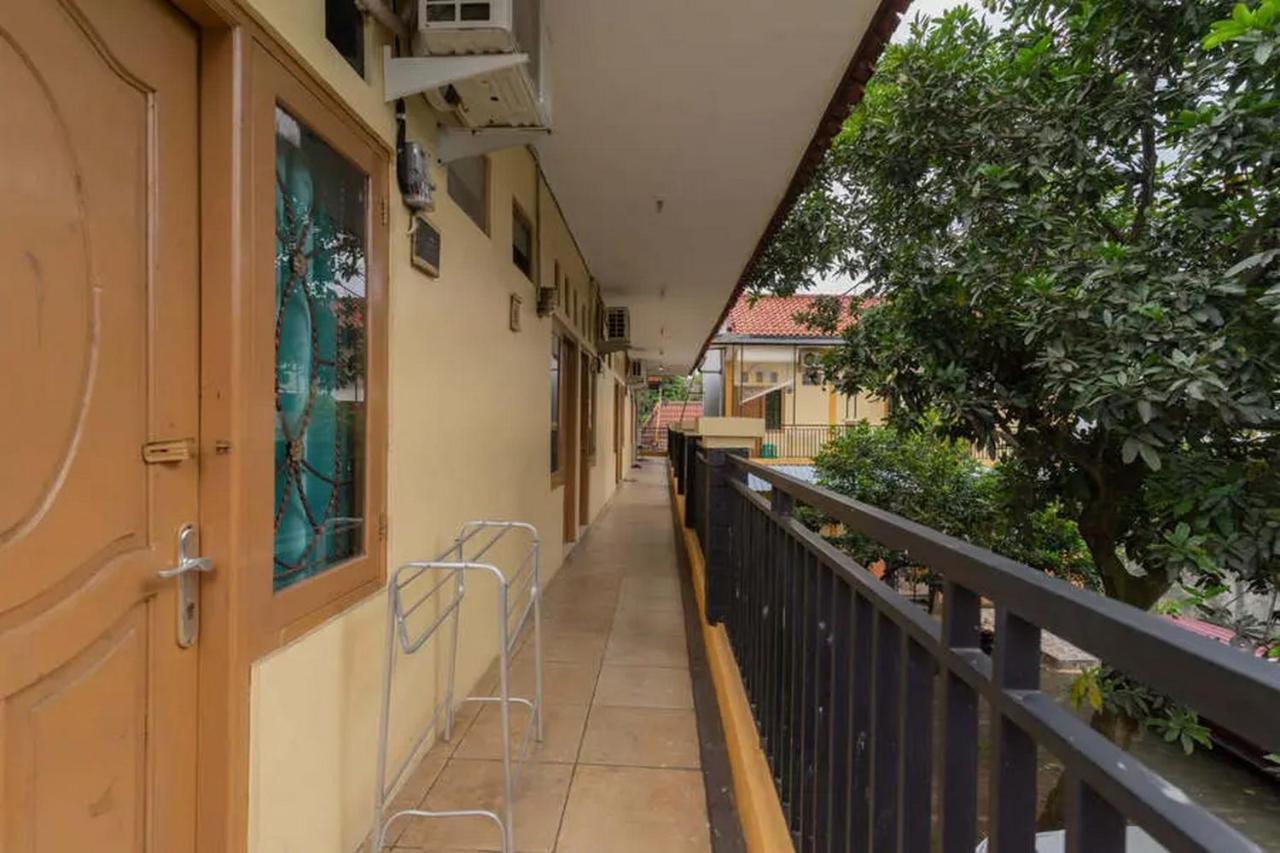 Hotel Kostawira Syariah Bintaro Mitra Reddoorz à Mencil Extérieur photo