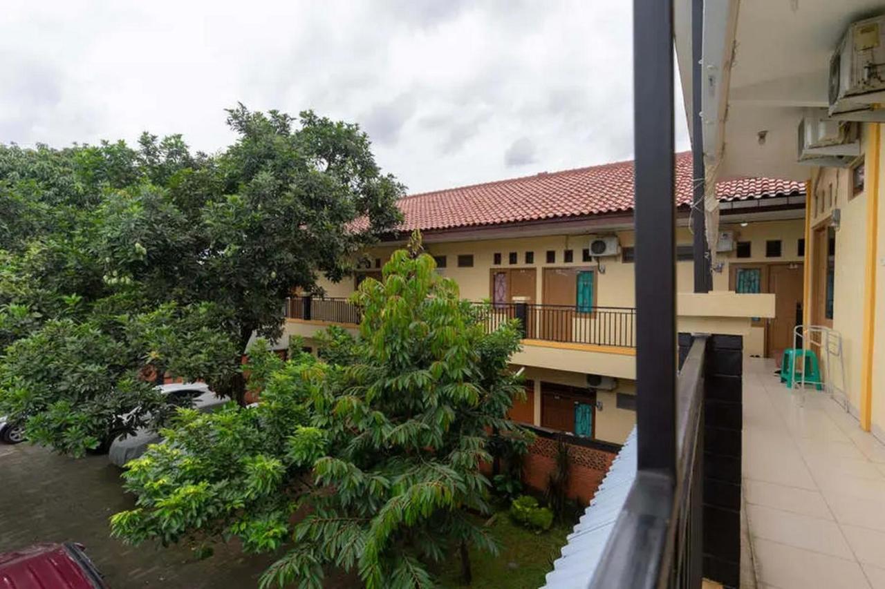Hotel Kostawira Syariah Bintaro Mitra Reddoorz à Mencil Extérieur photo